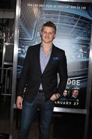 los angeles, 23 jan - alexander ludwig arriveert bij de man op een richel los angeles première in graumans chinese theater op 23 januari 2012 in los angeles, ca foto