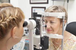 jonge vrouw heeft een medisch onderzoek bij de optometrist