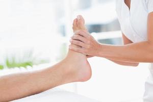 fysiotherapeut die voetmassage doet foto