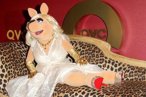 Los Angeles, 1 maart - Miss Piggy op het qvc 5e jaarlijkse rodeloper-achtige evenement in het Four Seasons Hotel op 1 maart 2014 in Beverly Hills, Californië foto