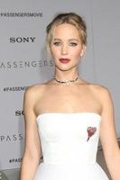 los angeles, 14 dec - jennifer lawrence bij de passagierspremière in het dorpstheater op 14 december 2016 in westwood, ca foto