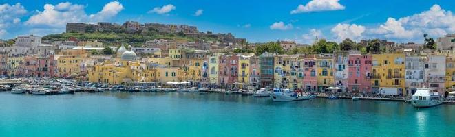 italië, de kustlijn van het procida-eiland met winkels en kleurrijke oude stadsgebouwen met uitzicht op zee foto