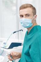 jonge tandarts in masker foto