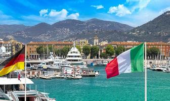 frankrijk, cote d azur en franse riviera, mooie jachthaven en haven nabij historisch stadscentrum en oude stad foto