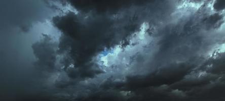 de donkere lucht met zware wolken die samenkomen en een hevige storm voor de regen. slecht weer hemel. foto