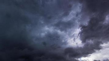 de donkere lucht met zware wolken die samenkomen en een hevige storm voor de regen. slecht weer hemel. foto