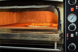 pizza bakken in een elektrische oven foto