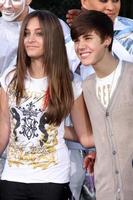 los angeles, 26 jan - paris jackson, justin bieber bij de michael jackson vereeuwigde handafdruk en voetafdrukceremonie in graumans chinese theater op 26 januari 2012 in los angeles, ca foto