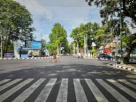 intreepupil abstracte achtergrond van snelweg rijstroken en mediaan met sierplantengroei en bloem schijnt in de ochtendzon foto