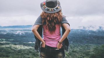 aziatische vrouwen reizen ontspannen in de vakantie. op de berg staan. Thailand foto