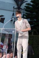 los angeles, 26 jan - justin bieber spreekt op de michael jackson vereeuwigde handafdruk en voetafdruk ceremonie in graumans chinese theater op 26 januari 2012 in los angeles, ca foto