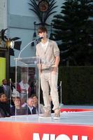 los angeles, 26 jan - justin bieber spreekt op de michael jackson vereeuwigde handafdruk en voetafdruk ceremonie in graumans chinese theater op 26 januari 2012 in los angeles, ca foto