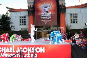 los angeles, 26 jan - cirque du soleil immortal troupe treedt op tijdens de michael jackson onsterfelijke handafdruk en voetafdrukceremonie in het graumans chinese theater op 26 januari 2012 in los angeles, ca foto