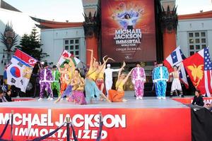 los angeles, 26 jan - cirque du soleil immortal troupe treedt op tijdens de michael jackson onsterfelijke handafdruk en voetafdrukceremonie in het graumans chinese theater op 26 januari 2012 in los angeles, ca foto