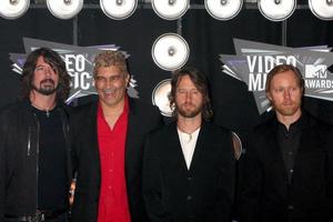 los angeles, 28 aug - foo fighters arriveren op de 2011 mtv video music awards tijdens de la live op 28 augustus 2011 in los angeles, ca. foto