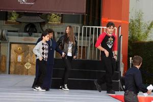 los angeles, 26 jan - deken, katherine, parijs, prins jackson bij de michael jackson vereeuwigde handafdruk en voetafdrukceremonie in graumans chinese theater op 26 januari 2012 in los angeles, ca foto