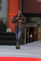 los angeles, 26 jan - chris tucker treedt op bij de michael jackson vereeuwigde handafdruk en voetafdrukceremonie in het graumans chinese theater op 26 januari 2012 in los angeles, ca foto