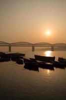 zonsopgang op de ganga-rivier, varanasi, india foto