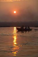 zonsopgang op de ganga-rivier, varanasi, india foto