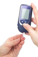 diabetespatiënt die de bloedtest van het glucoseniveau meet