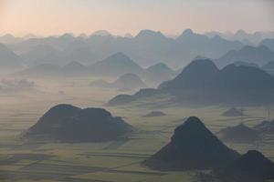 geel koolzaadbloemveld in luoping, china foto