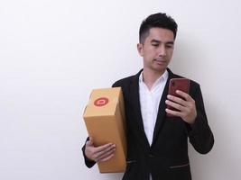 verlader jonge aziatische man met kartonnen doos foto