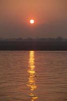 zonsopgang op de ganga-rivier, varanasi, india foto