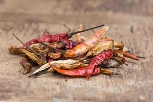 close-up van de gedroogde chili op het hout foto