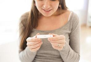 vrouw met zwangerschapstest foto