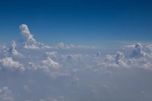 wolken en blauwe lucht gezien vanuit het vliegtuig foto