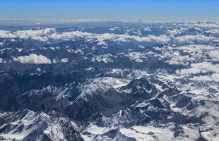 himalayagebergte onder wolken foto