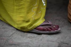 voeten van een arm kind foto