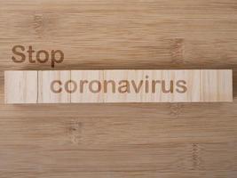 stop coronavirus woord geschreven op houtblok. stop coronavirustekst op houten tafel voor uw ontwerp, concept bovenaanzicht foto