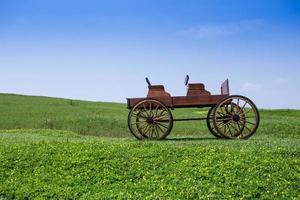 wagen vol pompoenen in boerderij foto