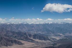 himalayagebergte onder wolken foto