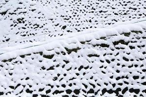 stenen muur bedekt met sneeuw i foto