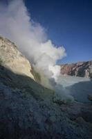 zwaveldampen uit de krater van de vulkaan kawah ijen, indonesië foto