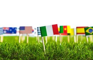 papier knippen van vlaggen op gras voor voetbalkampioenschap 2014 foto