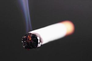 sigaret op een zwarte beckground foto