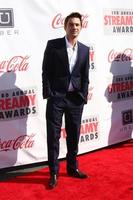 los angeles, 17 februari - olivier martinez arriveert bij de 2013 streamy awards in het hollywood palladium op 17 februari 2013 in los angeles, ca foto