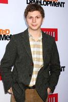 los angeles, 29 april - michael cera arriveert bij de première van arresteerde ontwikkeling los angeles in het chinese theater op 29 april 2013 in los angeles, ca foto