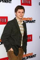 los angeles, 29 april - michael cera arriveert bij de première van arresteerde ontwikkeling los angeles in het chinese theater op 29 april 2013 in los angeles, ca foto