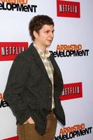 los angeles, 29 april - michael cera arriveert bij de première van arresteerde ontwikkeling los angeles in het chinese theater op 29 april 2013 in los angeles, ca foto