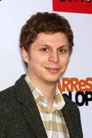 los angeles, 29 april - michael cera arriveert bij de première van arresteerde ontwikkeling los angeles in het chinese theater op 29 april 2013 in los angeles, ca foto