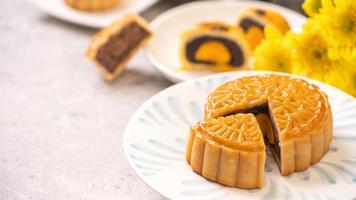 smakelijk gebakken eidooiergebak maancake voor mid-herfstfestival op heldere cementtafelachtergrond. Chinees traditioneel voedselconcept, close-up, kopieer ruimte. foto