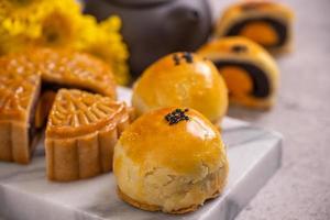 smakelijk gebakken eidooiergebak maancake voor mid-herfstfestival op heldere cementtafelachtergrond. Chinees traditioneel voedselconcept, close-up, kopieer ruimte. foto