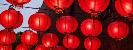 mooie ronde rode lantaarn die op oude traditionele straat hangt, concept van Chinees maannieuwjaarsfestival in taiwan, close-up. het onderliggende woord betekent zegen. foto