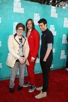 los angeles, jun 3 - de inbetweeners arriveren op de 2012 mtv movie awards in gibson amfitheater op 3 juni 2012 in los angeles, ca foto