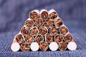 close-up foto van sigaretten op een jeans achtergrond