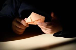 kinderen die origami maken foto